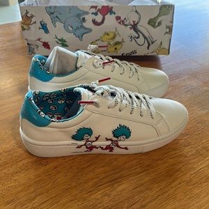 Size 8 women’s Skechers sneakers